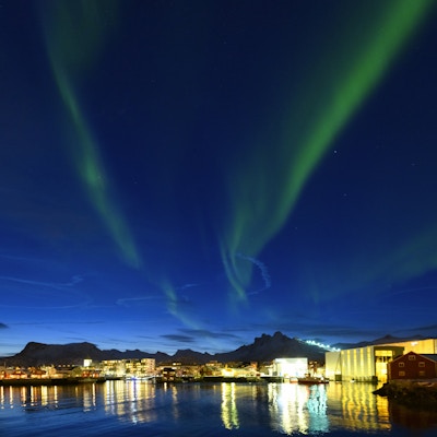 Nordlys over Svolvær i Lofoten i Nord-Norge. Svolvær er en viktig fiskehavn, men blir mer og mer en turistby om sommeren og vinteren.