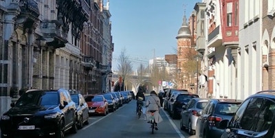 Sykkel i en gate i Antwerpen.
