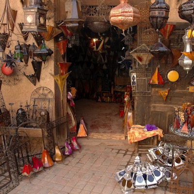 En liten butikk som selger lamper i ulike farger, Marokko, Afrika