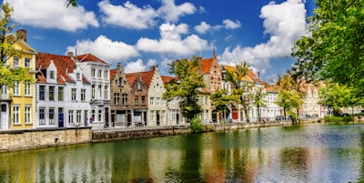 Utsikt langs kanalen mot Langerei i Brugge i Belgia, med utsikt nord. AdobeRGB fargerom.