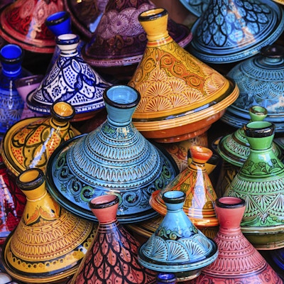 Fargerike marokkanske kokekar på en souk i Marrakech. En tajine er en marokkansk rett som er oppkalt etter den spesielle keramikkgryten som den er tilberedt i.