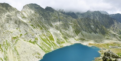 Vakker utsikt ved innsjøen Hincovo Pleso i nasjonalparken High Tatra i Slovakia