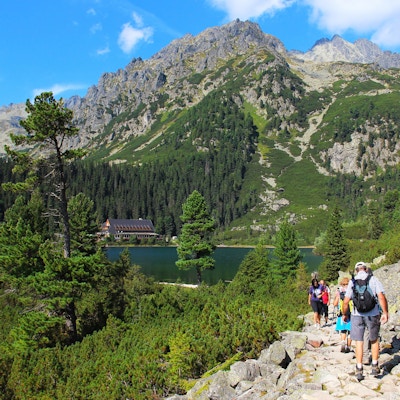 POPRADSKE PLESO: Turister liker sommertur i High Tatras nasjonalpark, Slovakia