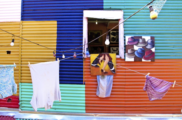 Fargerike fasader i nabolaget La Boca, Buenos Aires