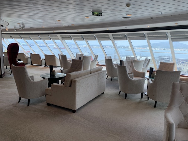 Oversiktsbilde over lounge på cruiseskip med utsilt og salonger.