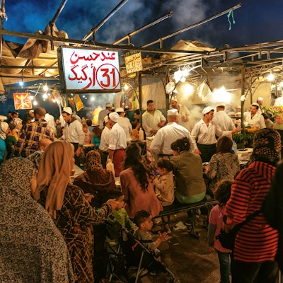 Djemma el Fna- kvartalet, det berømte kveldsmatmarkedet i sentrum av Marrakesh's Medina, Marokko, Vest-Afrika. Mange tradisjonelle matselgere lager mat hver kveld for turistene og marokkanere.