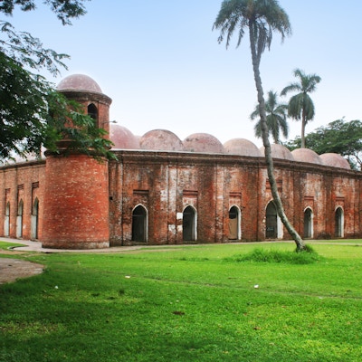 Sixty Dome-moskeen eller Sha Gombuj Moshjid også kjent som Shait Gambuj-moskeen eller Saith Gunbad Masjid, et UNESCOs verdensarvsted. Bagerhat.