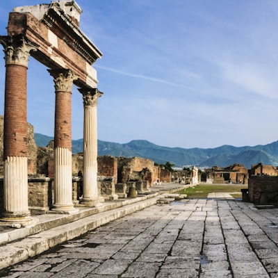 Etter å ha blitt byttet av vulkansk aske i 79AD. Pompeii ble gjenoppdaget og avdekket på 1800-tallet og gir et innblikk i italiensk liv for 2000 år siden.