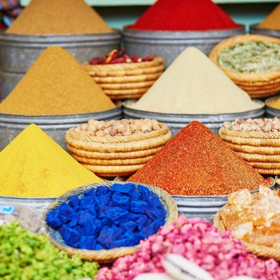 Utvalg av krydder på et tradisjonelt marokkansk marked (souk) i Marrakech, Marokko