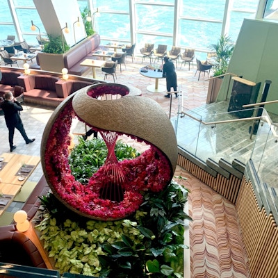 Restaurant på cruiseskip med blomstrende dekor.