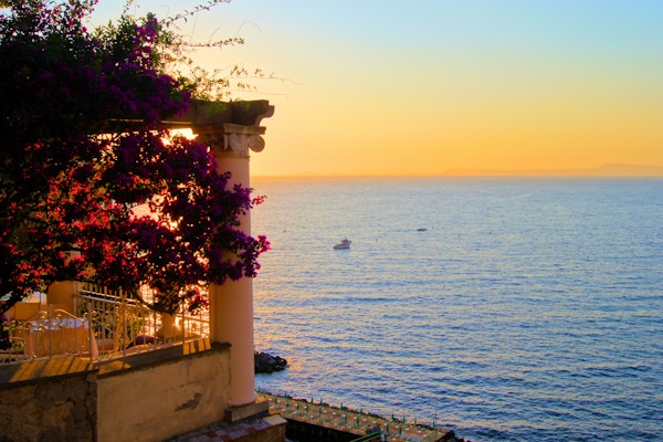 Utsikt fra Sorrento, Italia i skumringen fra en blomstringt terrasse