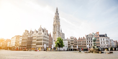 Morgenutsikt på Grote Markt med vakre bygninger og kirketårn i Antwerpen sentrum, Belgia