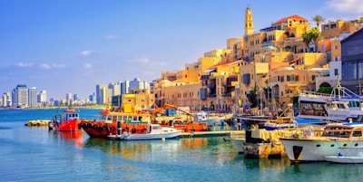 Gamleby og havn i Jaffa og moderne skyline av Tel Aviv-byen, Israel
