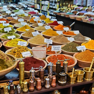 Ulike krydder i liten butikk i den gamle byen Jerusalem, Israel