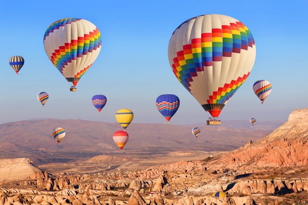 Luftballong som flyr over klippelandskap ved Cappadocia Turkey.