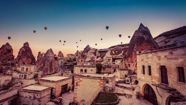Luftballong som flyr over klippelandskap ved Cappadocia Turkey
