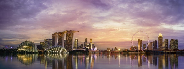 Skyline i Singapore i solnedgang.
