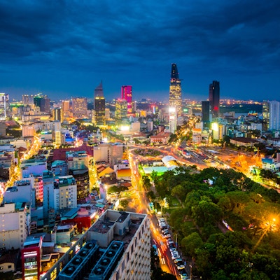 Utsikt over bygningene i Ho Chi Minh-byen eller Saigon i Vietnam om natten