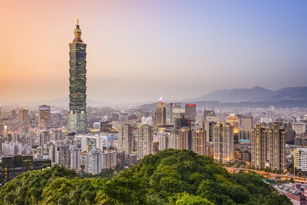 Taipei, Taiwan byens skyline i skumringen.