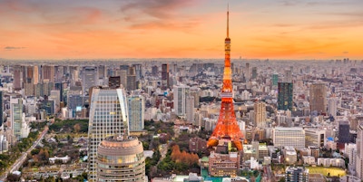 Tokyo, Japan, bybilde og tårn i skumringen.