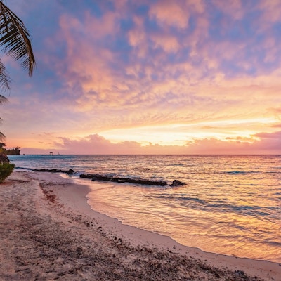 Fargerik levende solnedgang over Stillehavet ved naturskjønne naturlige stranden Viti Levu, Fiji. Korotogo-kysten, Sørkysten, Western Division, Fiji, Oseania