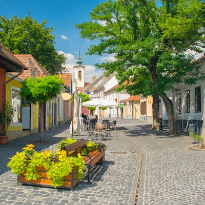 Naturskjønn utsikt over gamlebyen i Szentendre, Ungarn på en solrik sommerdag. Szentendre er en kunstby og et populært reisemål for turister som bor i Budapest