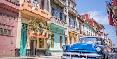 Havana, Cuba - 23. april 2016: Klassisk amerikansk vintagebil i Havana, Cuba