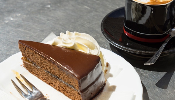 Sacher Torte eller sjokoladekake servert med frisk krem og kaffe