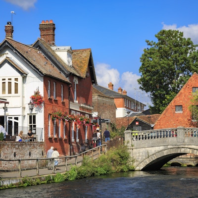 Winchester, Storbritannia - 21. september 2014: Riverside sti og pub med utsikt langs elven Itchen, i Winchester i Hampshire, England. Dette er nær sentrum og et populært sted for turister og andre å vandre langs.