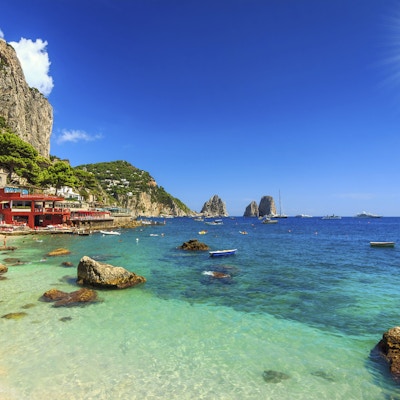 Faraglioni klipper og fantastisk strand på øya Capri, Italia, Europa