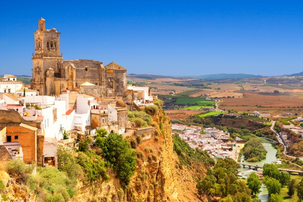 hvit by bygd på en stein langs Guadalete- elven, i provinsen Cadiz, Spania