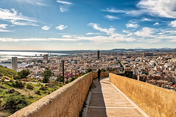 Utsikt over rampen som forbinder Santa Barbara-slottet med Alicante sentrum; høy vinkel utsikt over byen og Middelhavet.