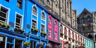Nydelig bilde av Victoria Street i Edinburgh. Skottland.