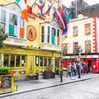 Dublin, Irland - 5. mai 2016: Turister som går i Temple Bar-området.