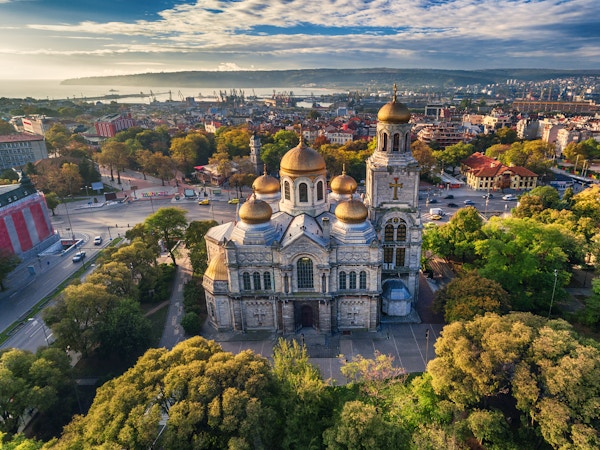 Luftfoto av katedralen for antagelsen i Varna