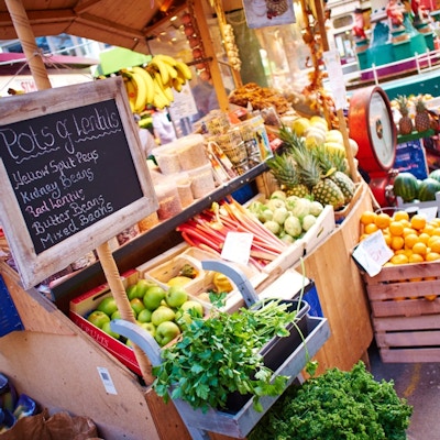 Frokt, bær og grønnsaker på markedet