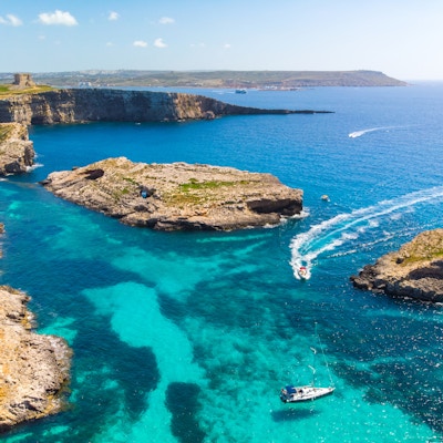 Luftfoto av Comino-øya og noen få båter over havet. Dronelandskap. Europa. Malta