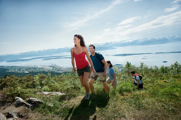 Vennegjeng på tur opp mot Varden i Molde med mange fjell i bakgrunnen