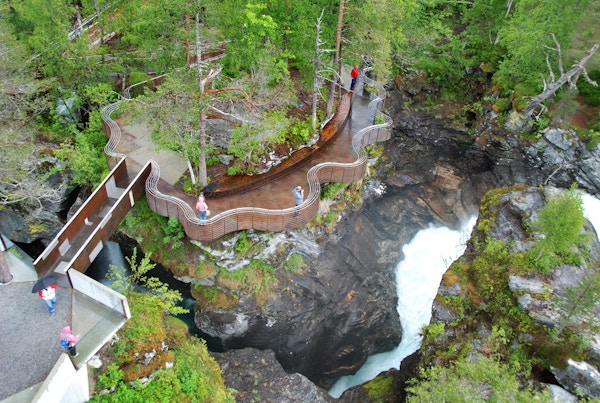 Gangbruer og sikkerhetsrekkverk ved fossene gjennom Gudbrandsjuvet i Valldalen, Nasjonal turistveg Geiranger-Trollstigen.