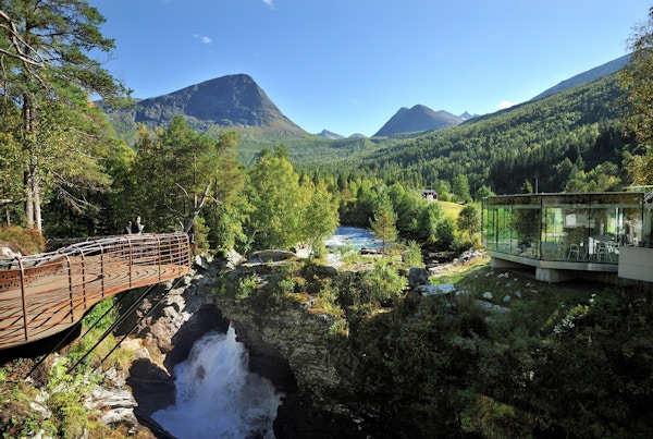 Utsiktsplattformene over fossen i Gudbrandsjuvet og Juvet kafe, Nasjonal turistveg Geiranger-Trollstigen.