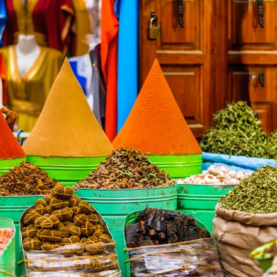 Utsikt på fargerike krydder på markedet i Marrakech i Morocoo