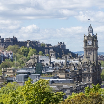 Edinburgh Castle og Balmoral Hotel klokketårn sett fra Calton Hill