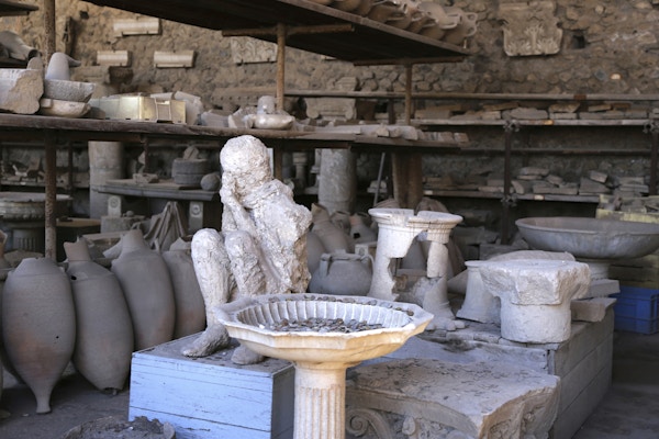Pompeii var en gammel romersk by nær Napoli, Italia, som nesten ble fullstendig ødelagt og begravet under 13-20 fot vulkansk aske ved et utbrudd av Mt. Vesuv i 79AD. To tusen mennesker ble drept og mumifisert inkludert denne mannen.