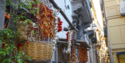 Smal gate i Sorrento, med tradisjonell dagligvare i forgrunnen