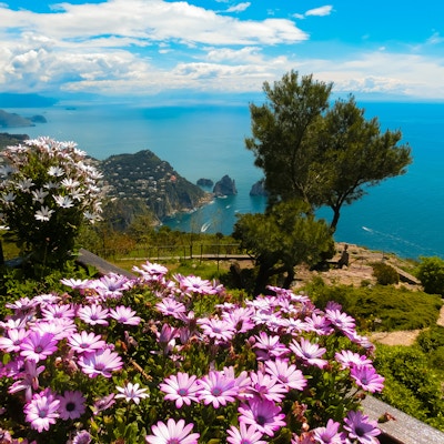 Utsikt fra en klippe på øya Capri, Italia, og svaberg i sjøen