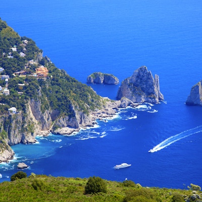 Capri øy-panorama fra Monte Solaro, Faraglioni og Tyrrhenian havet, Napoli-bukten, Italia.