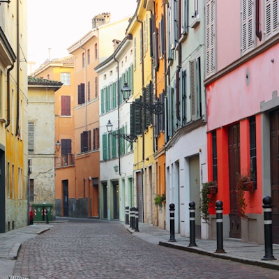 Gamle gater i den italienske byen Parma med hus malt i forskjellige farger, Italia