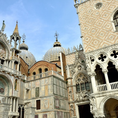 Den kunstneriske fasaden til den berømte Basilica di San Marco (St. Mark's Cathedral) ved Piazza San Marco (St. Mark's Square) i Venezia, Italia