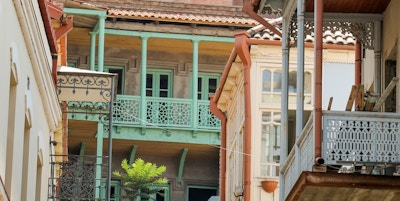 Utsikt over tradisjonelle trange gater i gamle Tbilisi