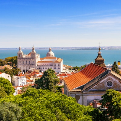 panoramabilde av et gammelt, tradisjonelt nabolag i Lisboa